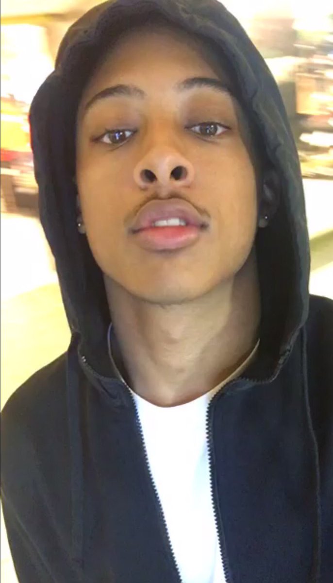 lightboyLAflare's tweet photo. Do you love me? 😴 https://t.co/WbiIgAFKBs
