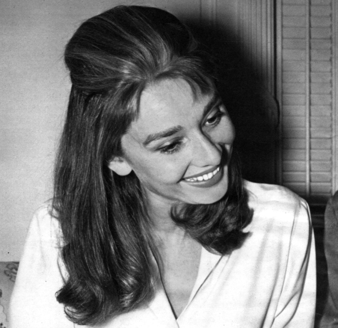 blackbluebubble's tweet photo. Audrey Hepburn. https://t.co/QrcNMIqbye
