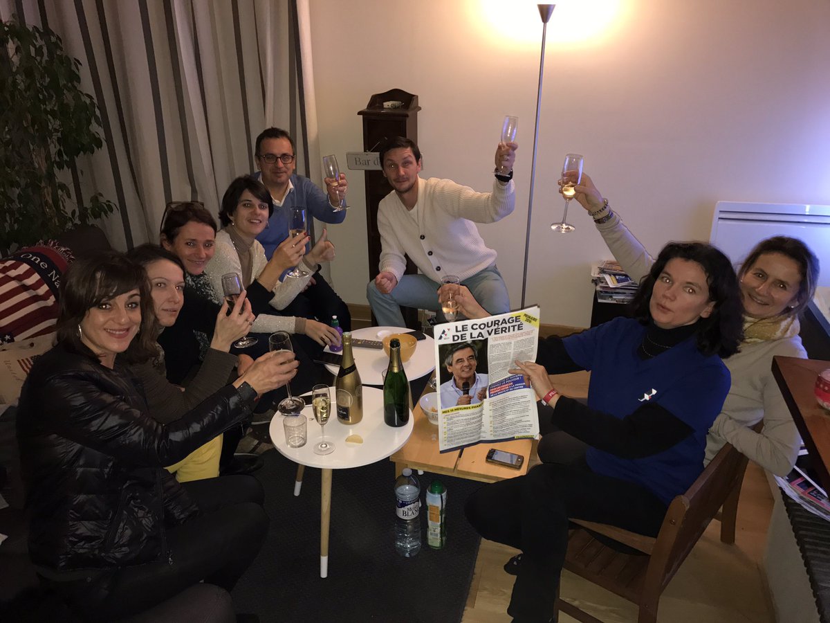 fillon2017_14's tweet photo. Ne boudons pas notre plaisir... L'équipe @fillon2017_14 se retrouve pour fêter la victoire. #CapSur2017 #Rassemblement https://t.co/34DdB2GdvY