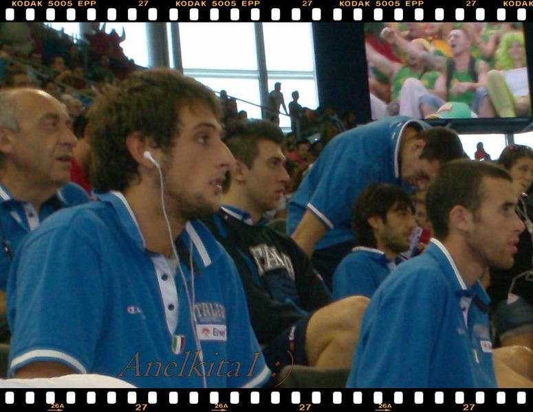 BasketatodoRitm's tweet photo. eh @Laura170178 mira que fotito hice en 2007, en Madrid... #Bellinelli, #Basile, @GigiDatome , @AndreaBargnani ... 😜😜sentado, con ellos ... https://t.co/JwmfoSjuvG