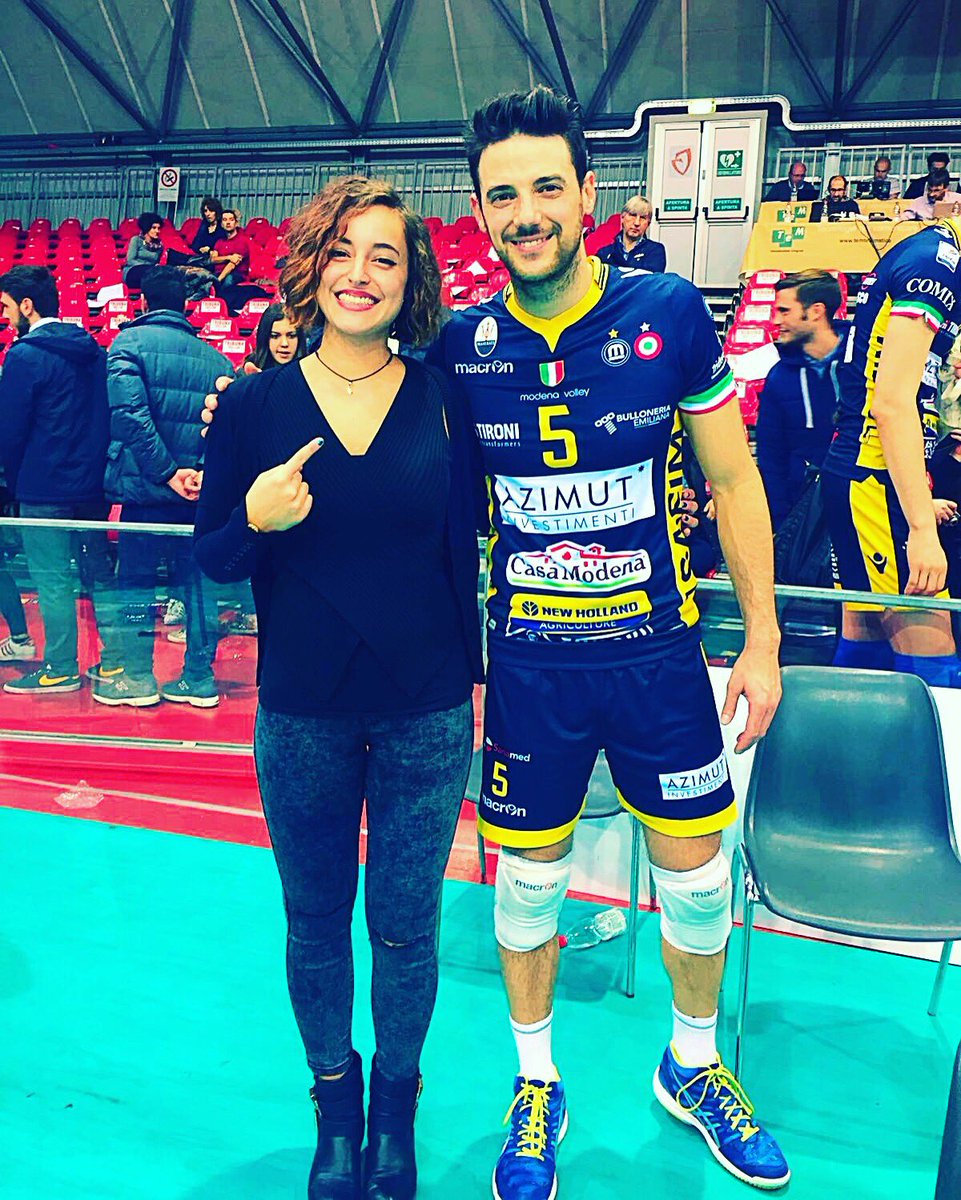 Tappo_91's tweet photo. Sperando in un passaggio di talento per osmosi 😎 @santiorduna #setter #modenavolley #volley #bigmatch https://t.co/CCXBf4eMgj