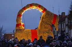 Nyheterna's tweet photo. LIVE: Den berömda Gävlebocken står i lågor. Den här gången tog det bara några timmar. 
https://t.co/o0ShZCtLuF https://t.co/qvFZ0guisT