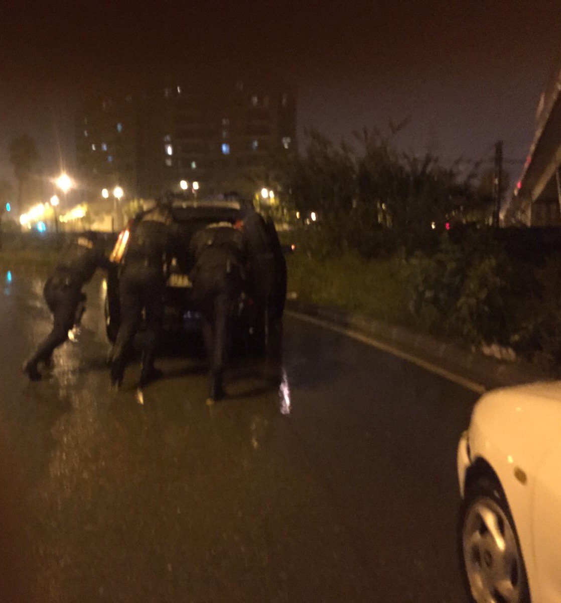 policia's tweet photo. Esta noche en #Valencia, echando una mano a los conductores a los que la intensa lluvia les ha jugado una mala pasada... 👏👏 https://t.co/ifrpYaVddf