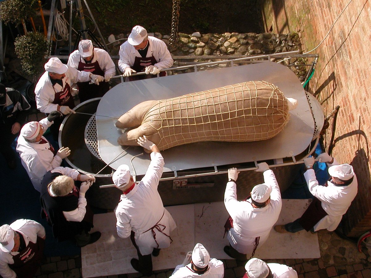 How do you cook a SuperZampone ? In a big pot !!!