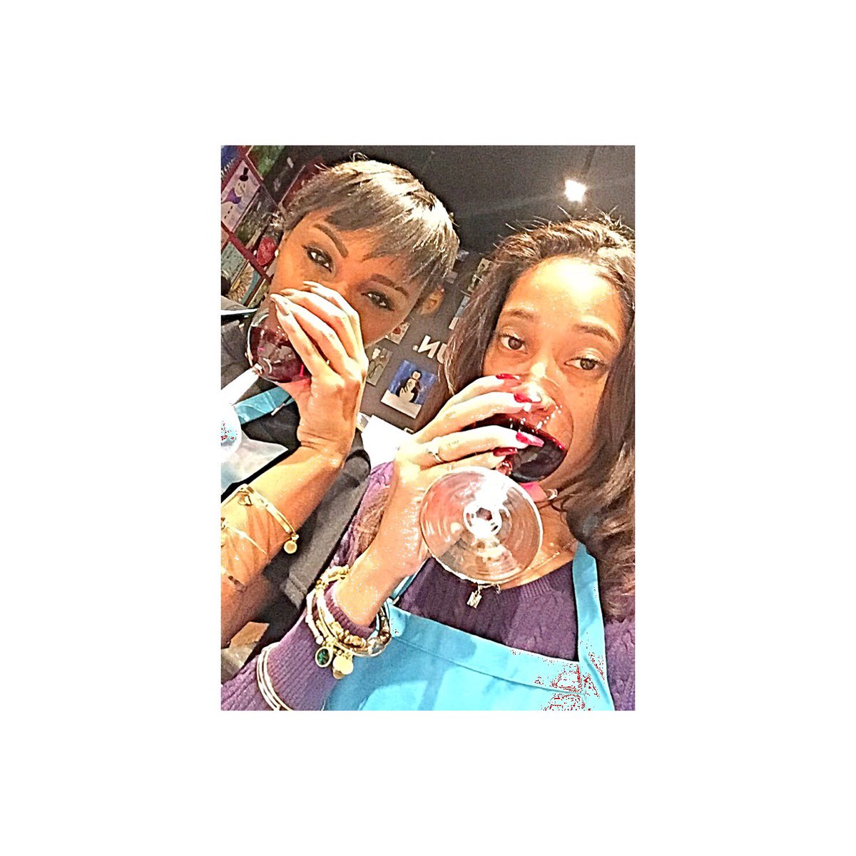 LadiiMvivaciouS's tweet image. Me and my friend had fun with this painting last night @PinotMontclair 🎨🍷