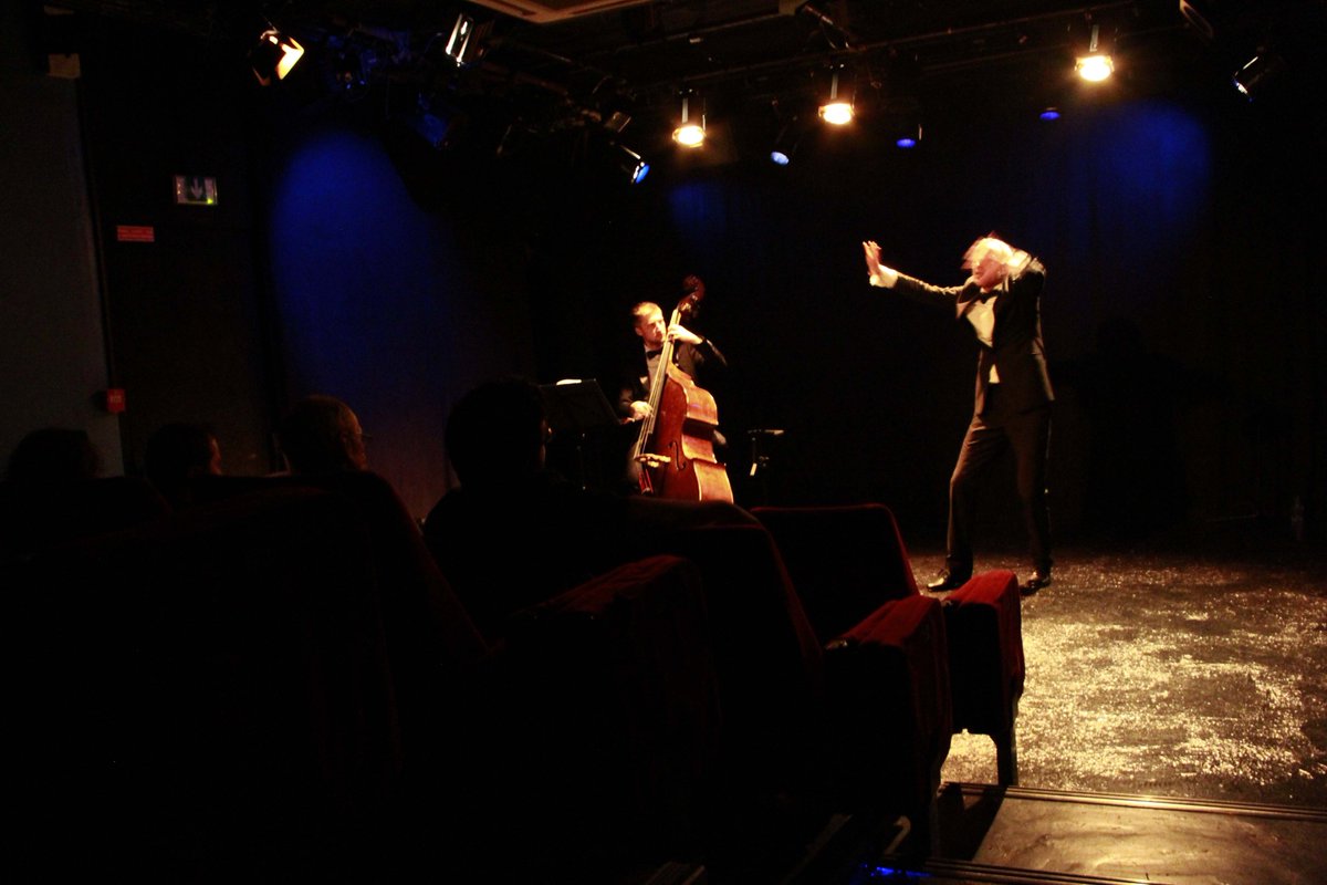 Spectacle pétillant plein de saveurs, belle musique et une contrebasse qui devient un personnage complet, accompagne ces moments de vie!