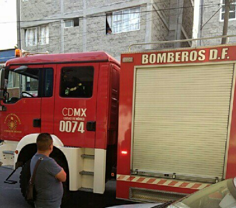 coecdmx's tweet photo. Río Yapura 120, Argentina: incendio de vivienda en tercer piso, Vulcanos y Cruz Roja laborando, evite la zona.

@retioDF @ApoyoVial https://t.co/fNdIuLVTS2