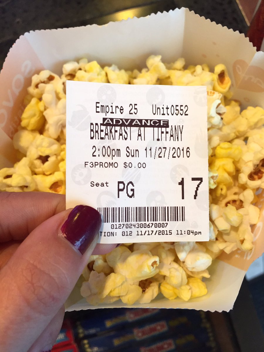 thedameupstairs's tweet photo. Loved seeing Breakfast at Tiffany's on the big screen and @filmiliarface's fabulous intro! #HelloAudrey #TCMBacklot https://t.co/epfqyr7G2N