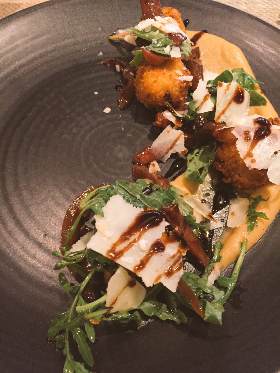 EAlthot's tweet photo. Le quai 19 miam Arancini-champignons-parmesan #delice #quebecresto #exquis https://t.co/QYzw9E0u9k