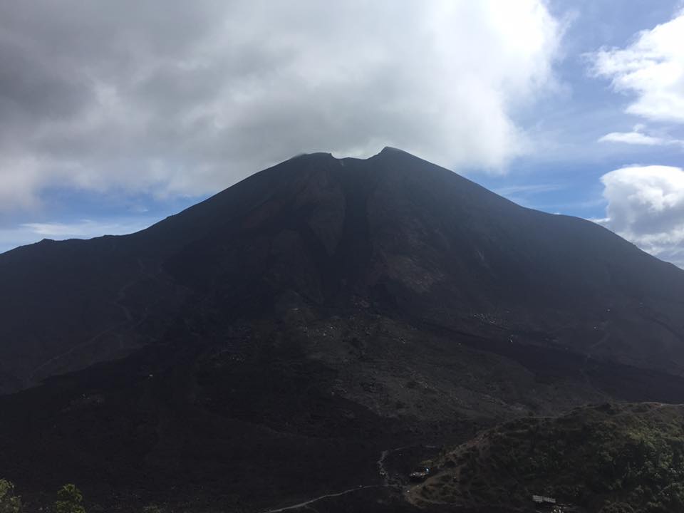 gapstory16's tweet photo. Look at the views that your Gapsters woke up to on Volcán Pacaya and Volcán Acatenango! #snctincan https://t.co/BirRMPi8re