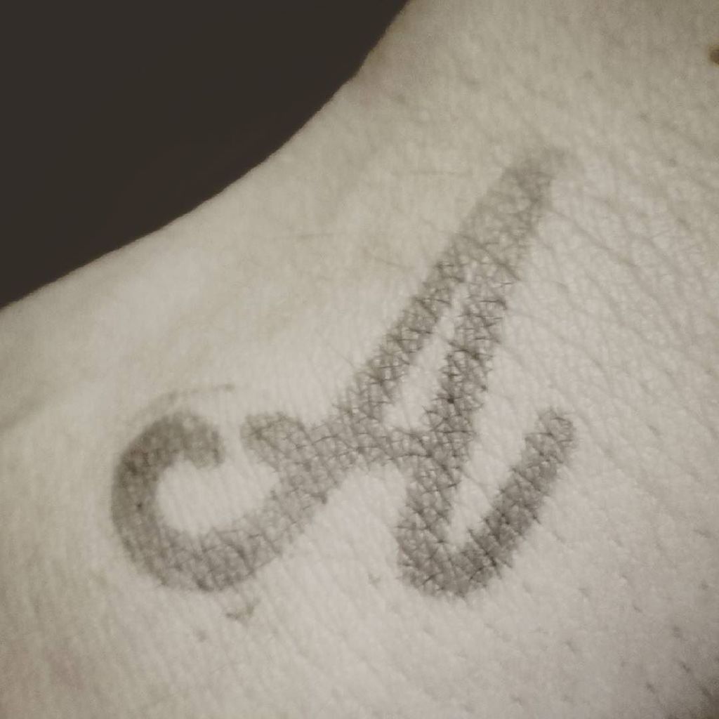 "Sigues haciendote daño,
buscando lo que no existe,
te pierdes no te resistas" 
#taxiavenus y otras canciones de #l…