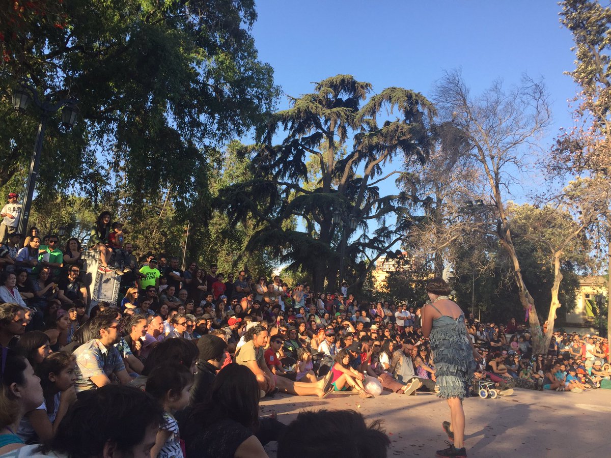 FitkaChile's tweet photo. Todo el público del día se nos unió en "Ramón Ramón, de Ceetuch. A esta hora comienza nuestro pasacalles hasta @MuseoDDHHChile ! https://t.co/VJe52OfOHk