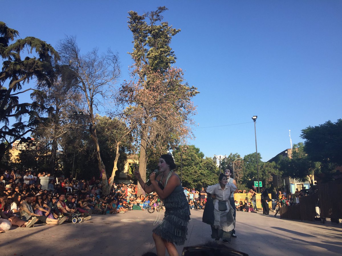 FitkaChile's tweet photo. Todo el público del día se nos unió en "Ramón Ramón, de Ceetuch. A esta hora comienza nuestro pasacalles hasta @MuseoDDHHChile ! https://t.co/VJe52OfOHk