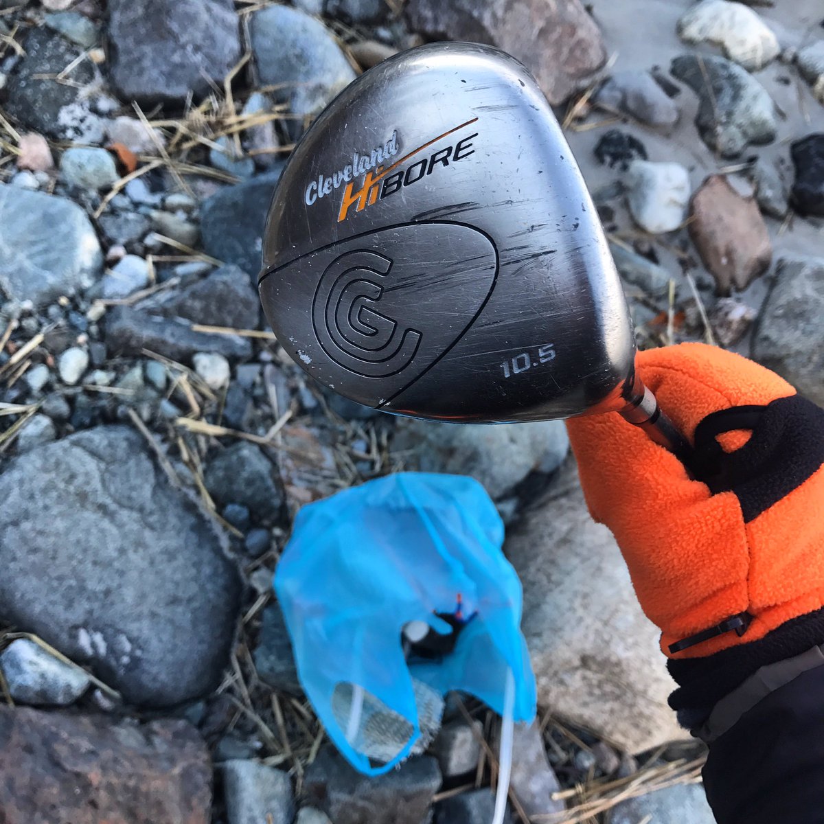 PlasticStrands's tweet image. Teed off to find this littered on #cranebeach during our 27Nov16 #beachclean. It was broken, so it's subPAR. #marinedebris #massachusetts