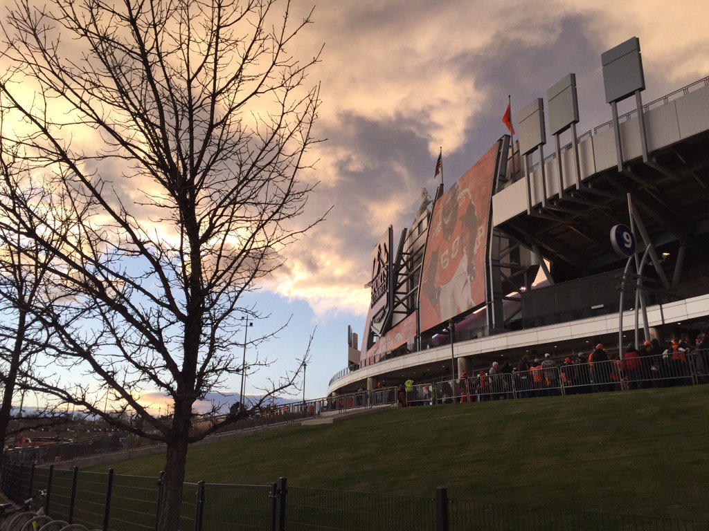 Chase_F64's tweet photo. Getting closer to game time at Sports Authority Field in Denver! @41ActionNews https://t.co/s1g26cBTsY