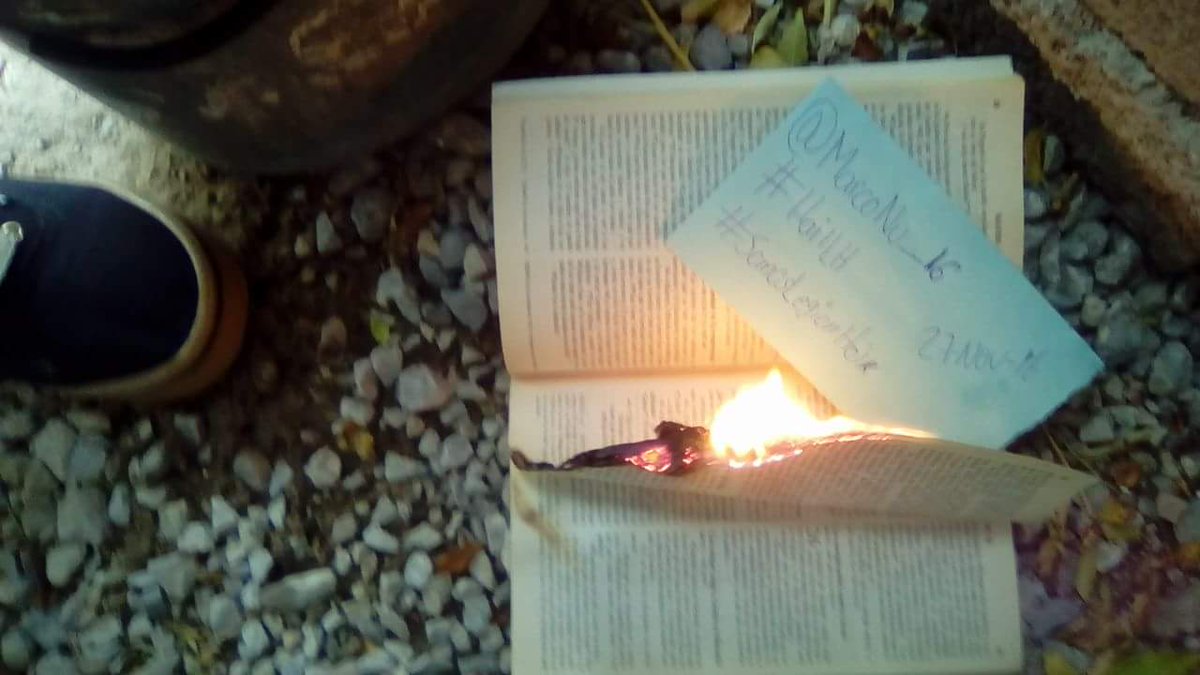 MarcoNu_16's tweet photo. #QuemaDeBiblia 
Piches Religiosos, empiezen qleros!>:v Que me llegue la puta arena👌 https://t.co/Ywhe50k9HE