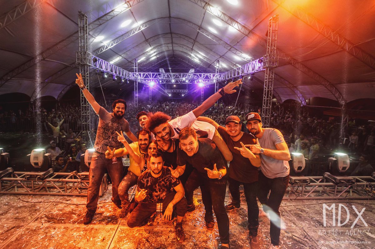thatmexicandj's tweet photo. La familia musical
@Brozrdz @MomisAl @Carlosmx23 @Noizekid @djmakasi @DJFUNKD @LUJAVOOfficial
#villahermosa #chocolatecolorfest #dj https://t.co/uGGhtFuy5n