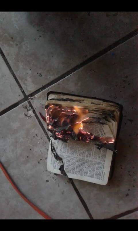 Issak_Diaz's tweet photo. #QuemaDeBiblias con no puedo subir el vídeo quemando la biblia, pos hay están estas fotos. https://t.co/hSQltrrQGU