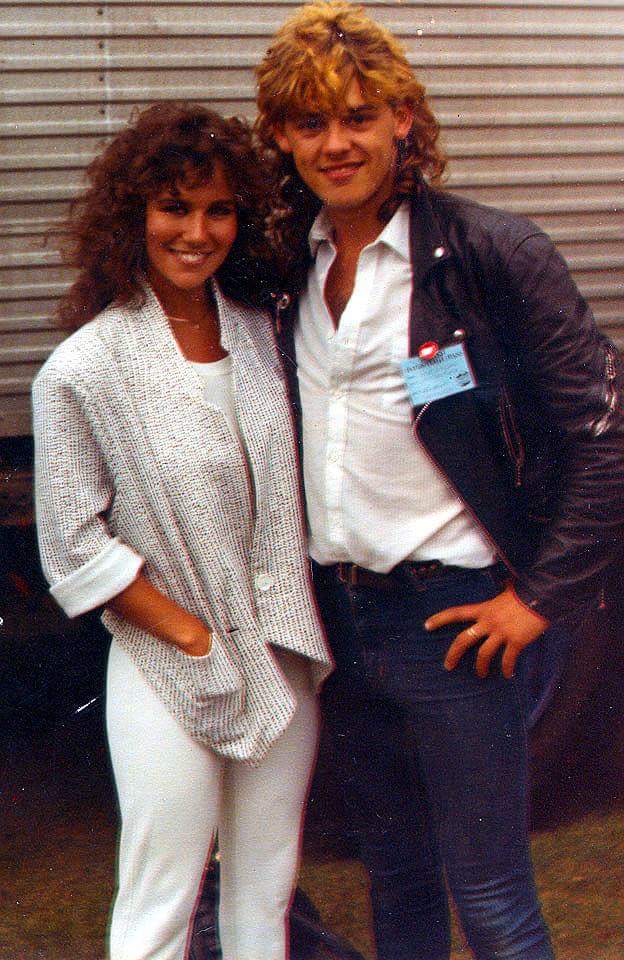 Dave Mclean with the beautiful <a href="/lusardiofficial/">Linda Lusardi</a> backstage at Reading Am-Aid in 1985.