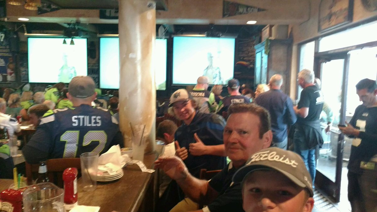 cs1golf's tweet photo. Get to watch @Seahawks while I'm in Arizona at Skeptical Chemist the best bar in all of Scottsdale https://t.co/oVBOHlfKWz