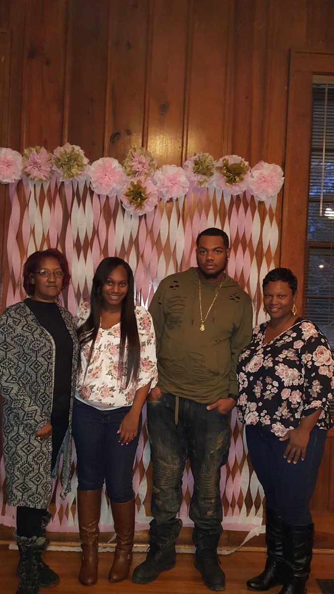 KeonnaClowers's tweet photo. my baby shower was a success  , thank you to everyone who came and celebrated with us 👶🏾👑💕 #WelcomeKylarAli https://t.co/dq5DVx9MgZ