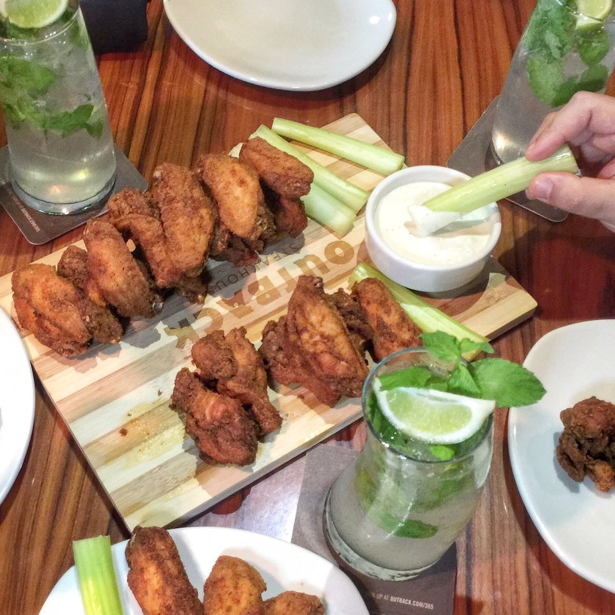 OutbackRD's tweet photo. Ya sebas que vas a cenar? Ven a disfrutar de nuestra fabulosa Oferta #outblack ! 🙌😎👍 30 kookaburra Wings! Por $599 + imp. Última noche! https://t.co/HyzBa17SVs
