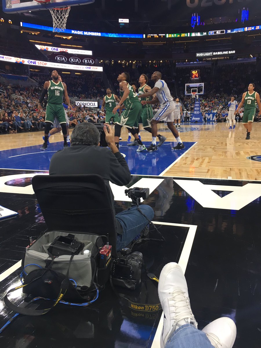 leftarmcomedy's tweet image. Don't ya hate when someone has a better seat than you? #orlandomagic #cameraguy #mynikes