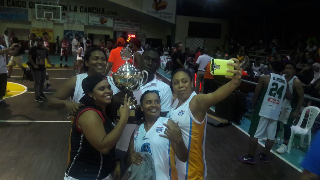 Equipo de las <a href="/Panteras_PL/">Las Panteras</a> se adjudican el Título de la <a href="/lpbpanama/">LPB Panamá</a> versión femenina...
Aprovechan para  tomar el Selfie 
<a href="/MasMovilPanama/">MasMovilPanama</a>