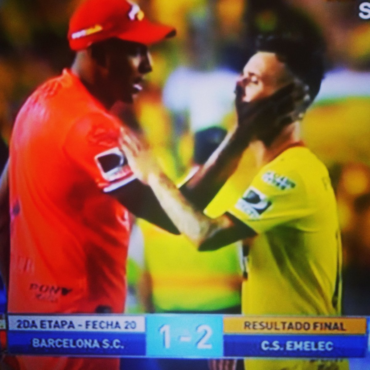 "No llores!!! No llores!!! ... Ángel Mena es mejor que tú y lo sabes" 
#emelecdemivida #emelecista #emelec #QUESEPARENLOSAZULES