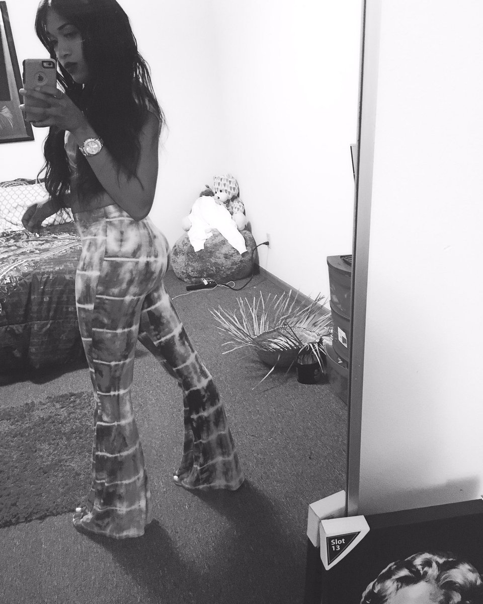 Be_mines_foreva's tweet photo. #skinnyasshellchallenge ππ https://t.co/TzdIg9t55V