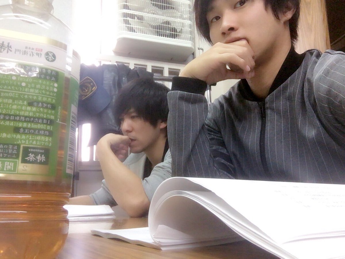 naruya_hagiwara's tweet photo. #LB2016
稽古中ですです。
図師パイセンが真面目にセリフ練習してたので盗撮しました。
が
すんごいキメ顔撮れたので、
これ多分
真面目なフリしてるだけですね。 https://t.co/YZLS38gkW9