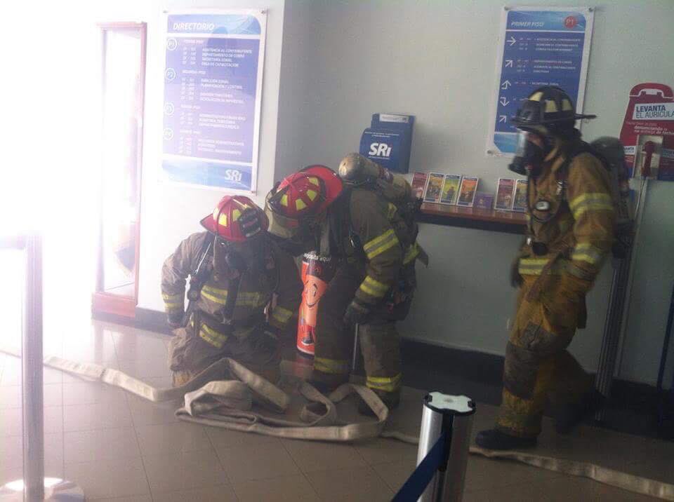 lat_ec's tweet photo. Agradecemos a la EMOV, Cruz Roja, cuerpo de Bomberos, gestión de riegos y la III División del Ejército de Tarqui, por hacer esto posible https://t.co/FUVl6Bi00c