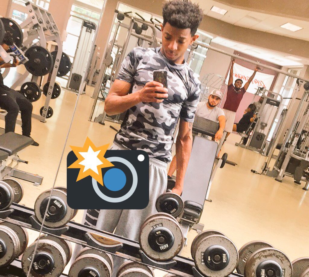 _Johnny_Lovell_'s tweet photo. #skinnyasshellchallenge give me the crown π https://t.co/gHfgEOfMFS