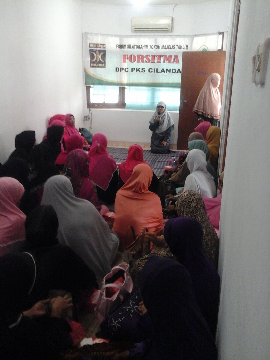 Mawar_Merah07's tweet photo. Kajian rutin bulanan Forsitma Cilandak, ahad 27/11 dihadiri 60 ustazah. @pkscilandak @PKSJaksel https://t.co/ohdXAlZLTu