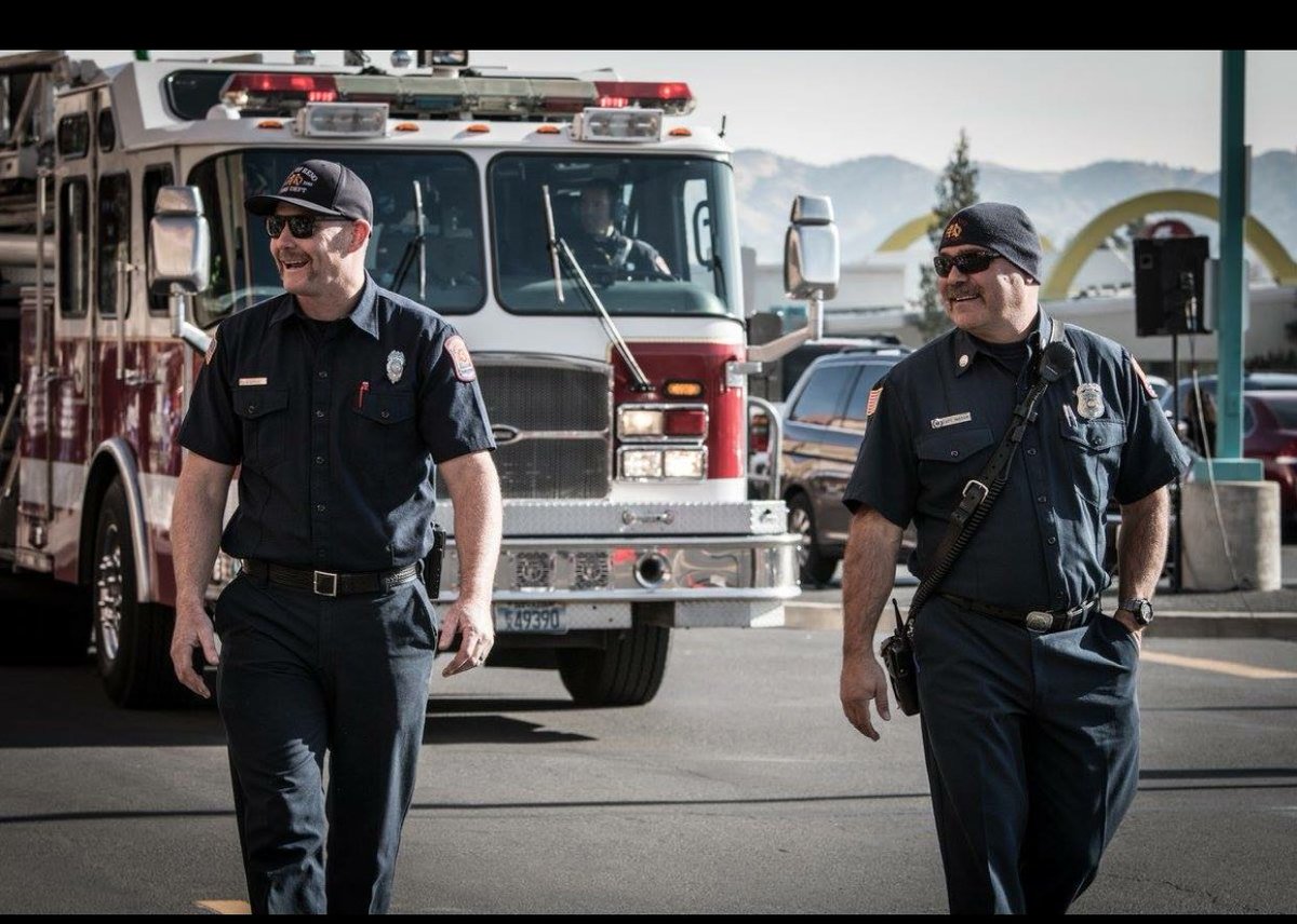 mra_nev's tweet photo. @RenoFireDept arriving at the Xmas parade at Shoppers Square!!! https://t.co/iUkc1fH72s