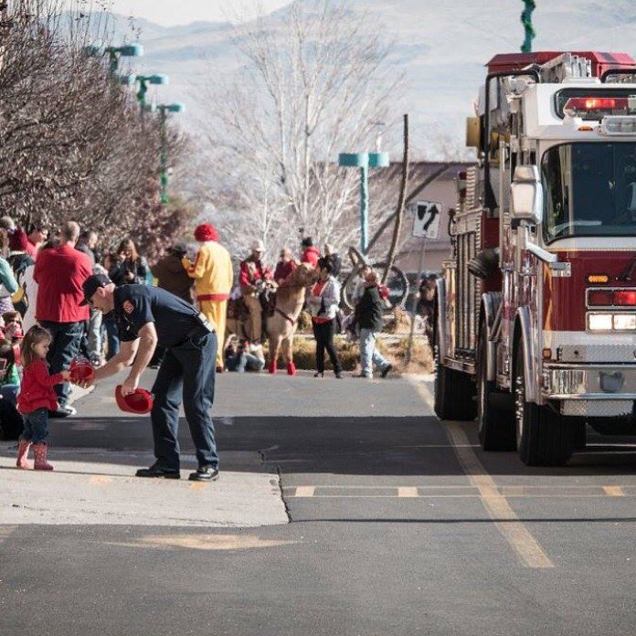 mra_nev's tweet photo. @RenoFireDept making a little girls day at the shoppers square Christmas parade https://t.co/aNBOSz42fB