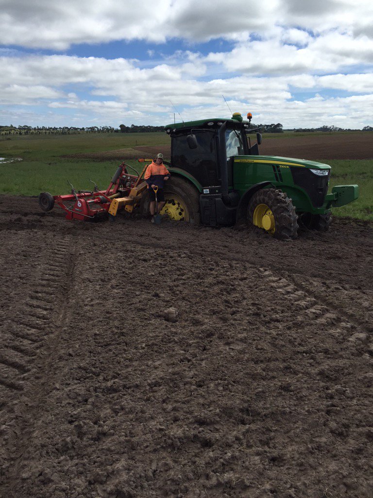 dan_potatoes's tweet image. Not the best start to the week! #bogged #mud #stillwet #potatoes #johndeere