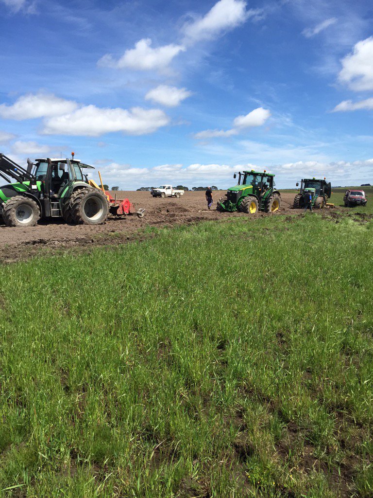 dan_potatoes's tweet image. Not the best start to the week! #bogged #mud #stillwet #potatoes #johndeere