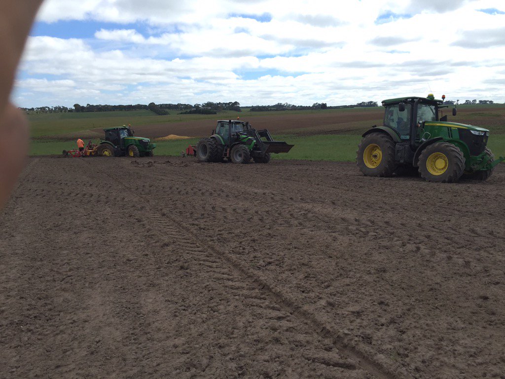 dan_potatoes's tweet image. Not the best start to the week! #bogged #mud #stillwet #potatoes #johndeere