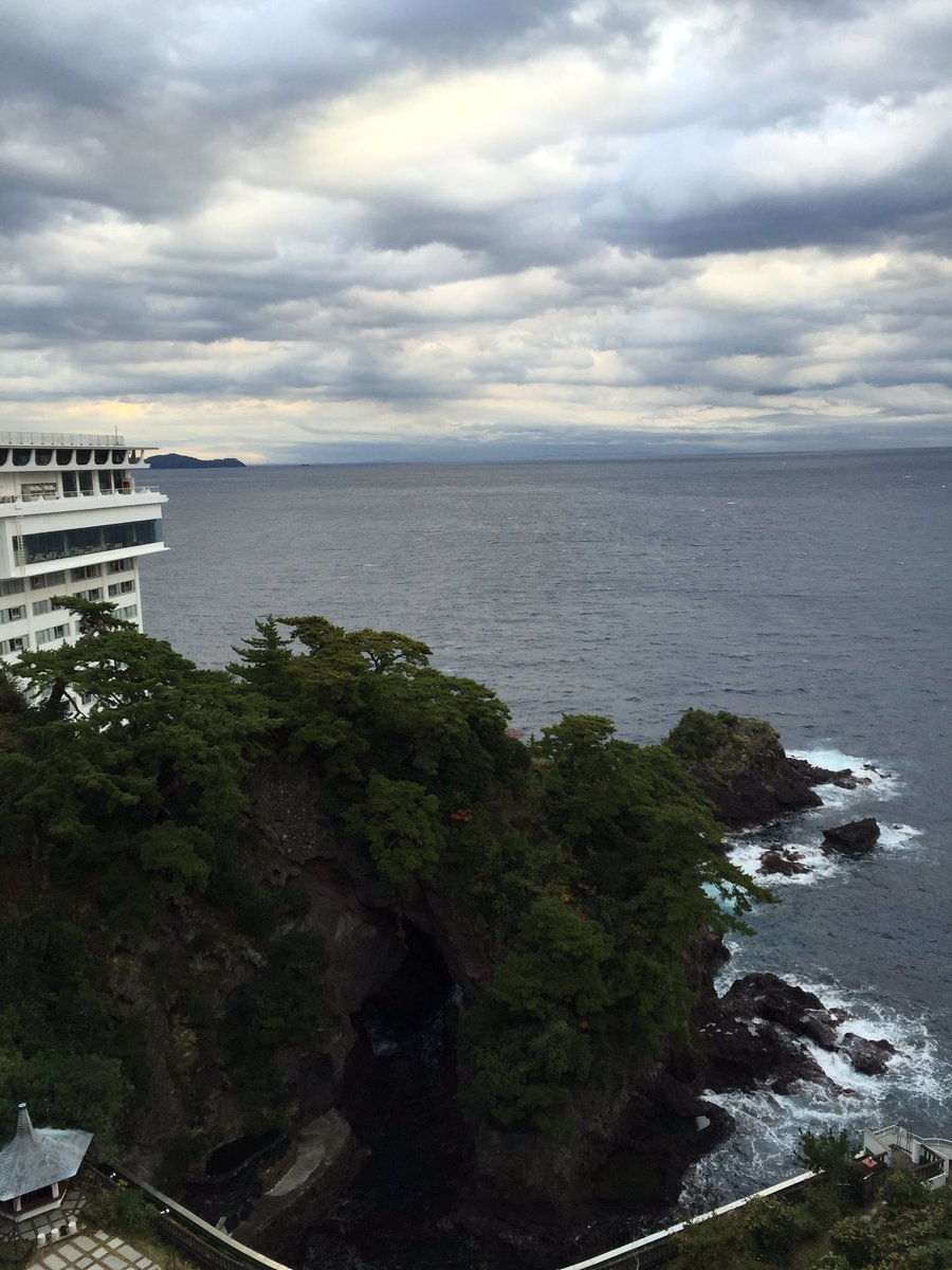 Katsu3150's tweet photo. 先日の熱海に行ったときの絶壁
終盤はさすがに睡魔と疲労困憊のなかクランクアップでした！ https://t.co/yJQx4eYDw0
