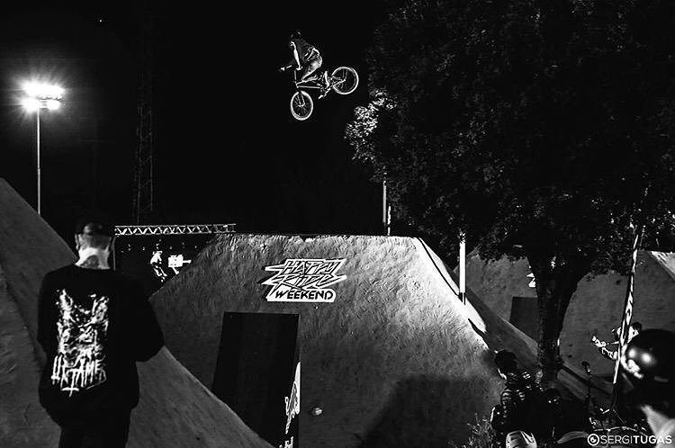 flybikesbmx's tweet photo. @sirlayos getting sideways at the #happyrideweekend at @lapomabikepark! 📷 @sergitugas
#bm… https://t.co/qcfdneLOdm https://t.co/kf5DZeb7o9