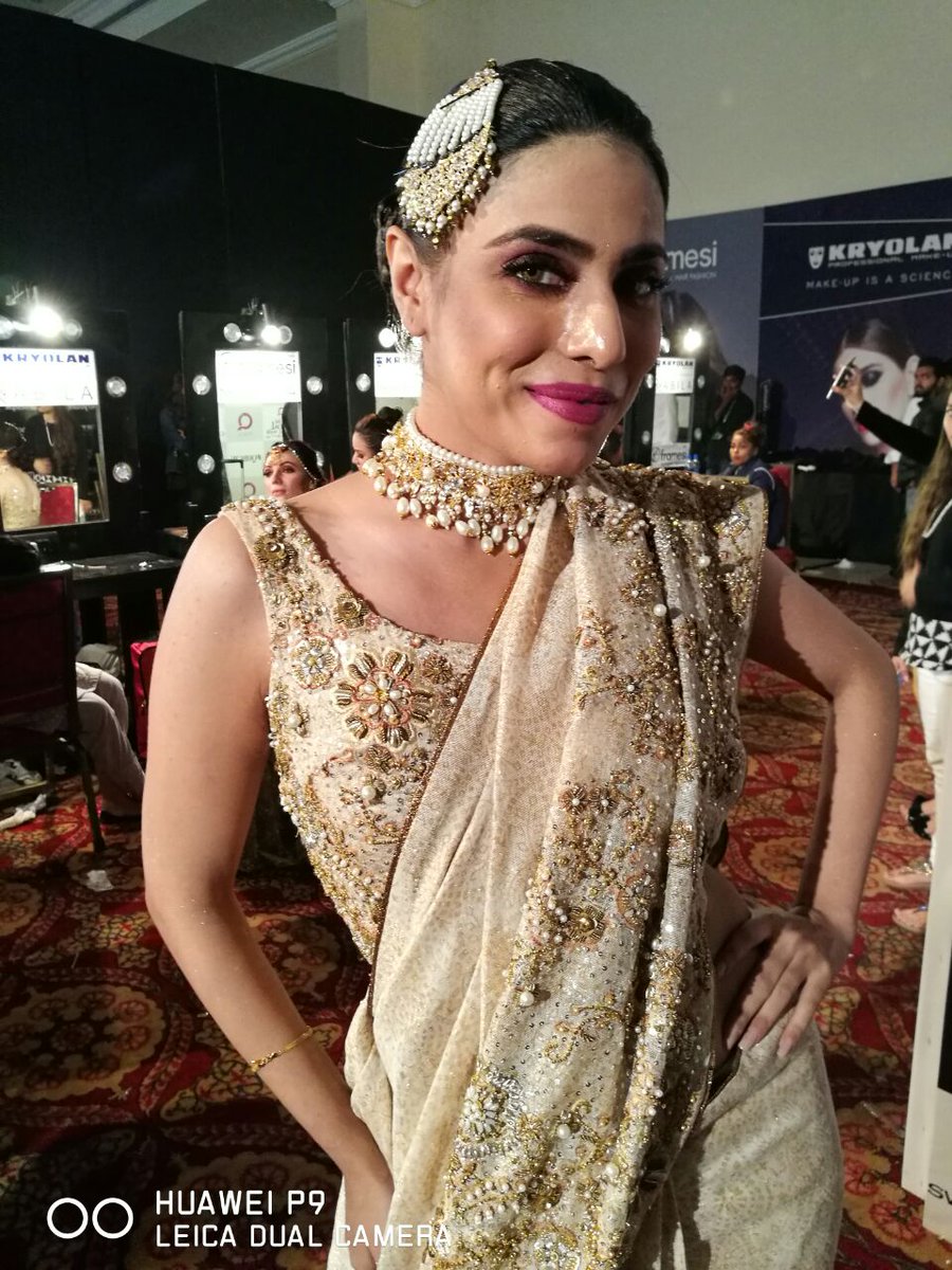 FuchsiaaMagic's tweet photo. Backstage Bridal Couture Week 2016, Day 3. #QHBCW #framesipk #kryolanpk #EbuzzPR #sweettouch #Lahore #Pakistan #AnnieCh #FuchsiaMagic https://t.co/daexUz7jcl