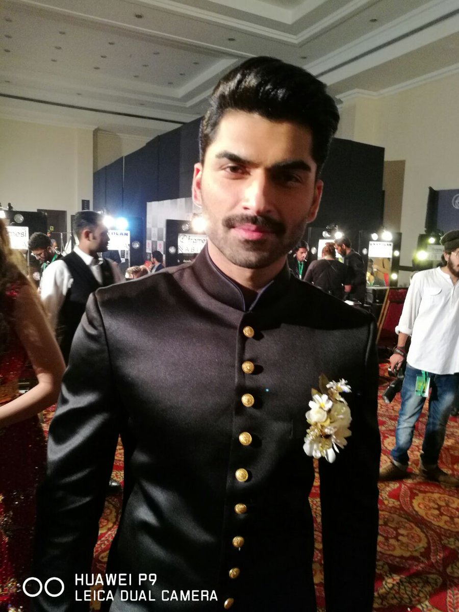 FuchsiaaMagic's tweet photo. Backstage Bridal Couture Week 2016, Day 3. #QHBCW #framesipk #kryolanpk #EbuzzPR #sweettouch #Lahore #Pakistan #AnnieCh #FuchsiaMagic https://t.co/g014QZeA5H