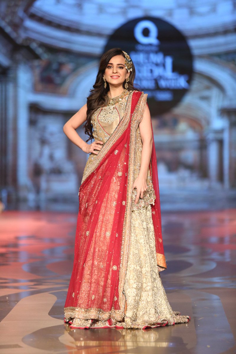 FuchsiaaMagic's tweet photo. Show stopper sumbul iqbal rocked the ramp for asifa & nabeel #framesipk #kryolanpk #sweettouch #ebuzzpr #AnnieCh #FuchsiaMagic https://t.co/OoRbsJXrSm