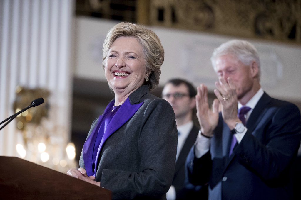 latimes's tweet image. Can electors vote for Clinton rather than Trump? How the electoral college works lat.ms/2gxVbvL