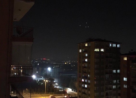 SiavoshBahman's tweet image. دیده شدن شی ناشناخته در آسمان ترکیه که به یک سفینه فضایی شبیه است.
#ufoattacttoturkey