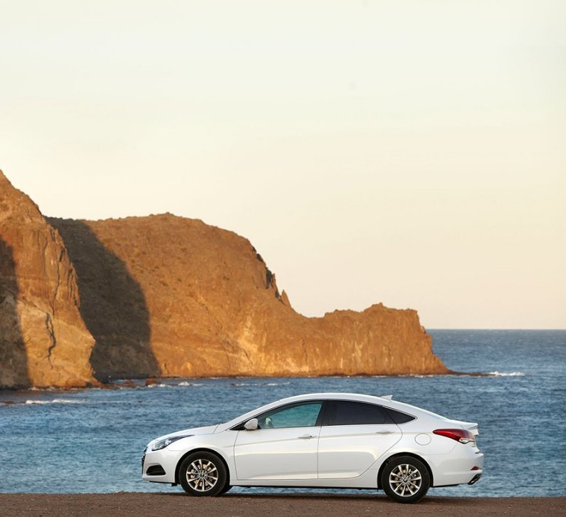Hyundai_Global's tweet photo. MT @CanariasHyundai: It’s not a mirage, it’s the stylish #Hyundai #i40 #sedan: https://t.co/ymF0J0n8Bv https://t.co/BEtKInoezu