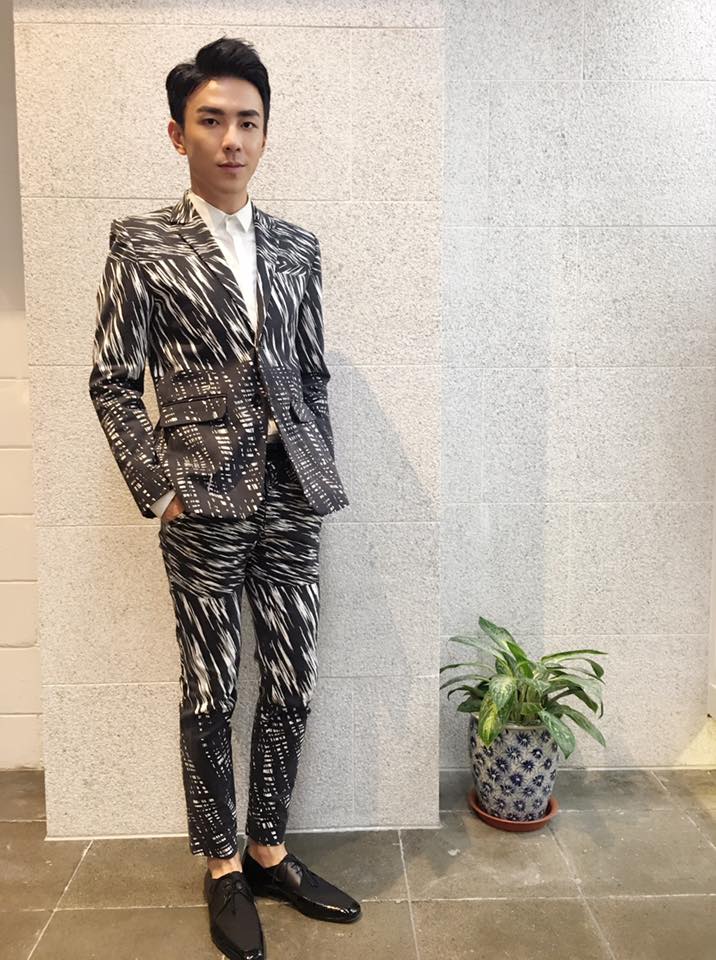 7crashtpe's tweet photo. #7CRASHroses #17SS #SketchZebra #suitBernard 
森竣 著 7CRASH roses 17SS黑白斑馬西裝出席 #金馬53 星光紅毯 #樓下的房客 https://t.co/bgXx2cTU9i
