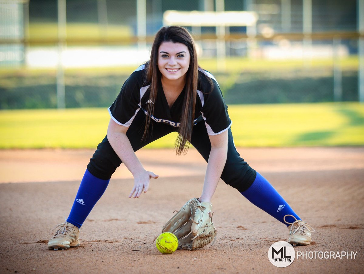 _morgansells_'s tweet photo. so in love with all of my senior pictures!!! @sells_hailey https://t.co/PJ7lfExxBb
