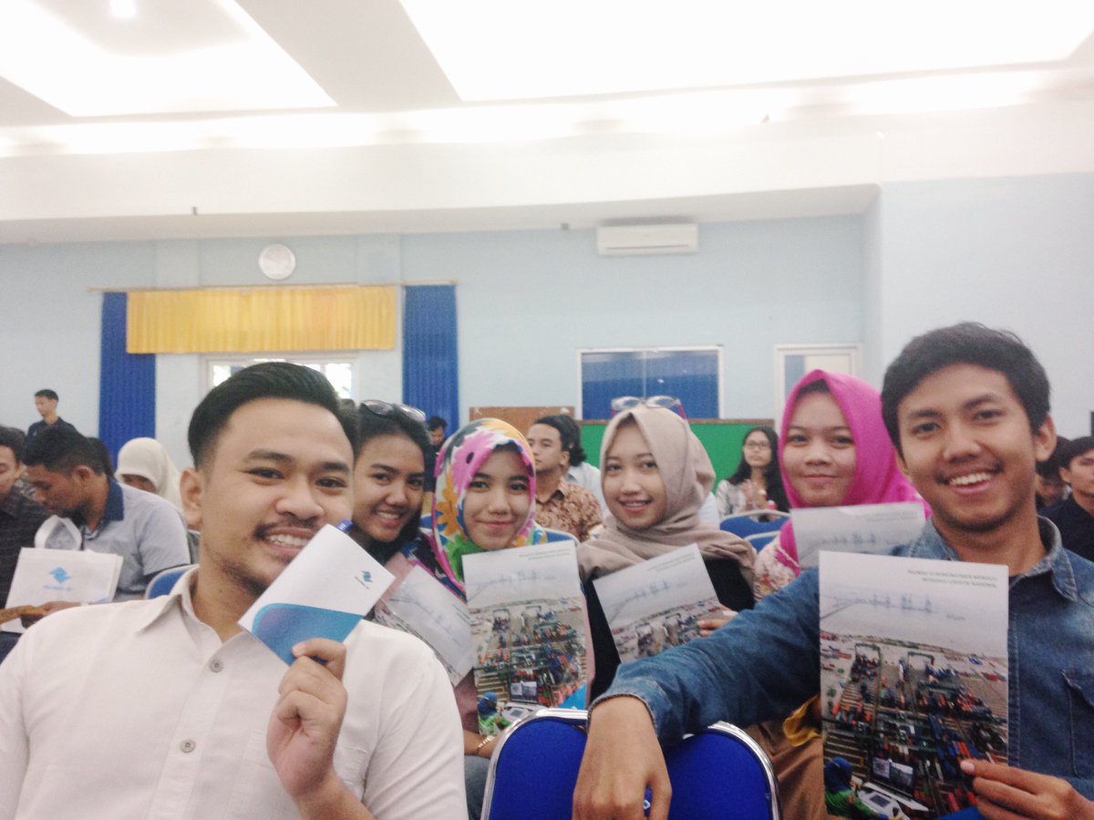 ridaawit's tweet photo. Calon calon penerus @pelindo3 ikut seminar nya aja dulu kuyyy 😊😊😊 #pelindoIIIgoestocampus #bangkitmaritimindonesia #UNDIP #P3GTC https://t.co/B7lg8O8jJ9